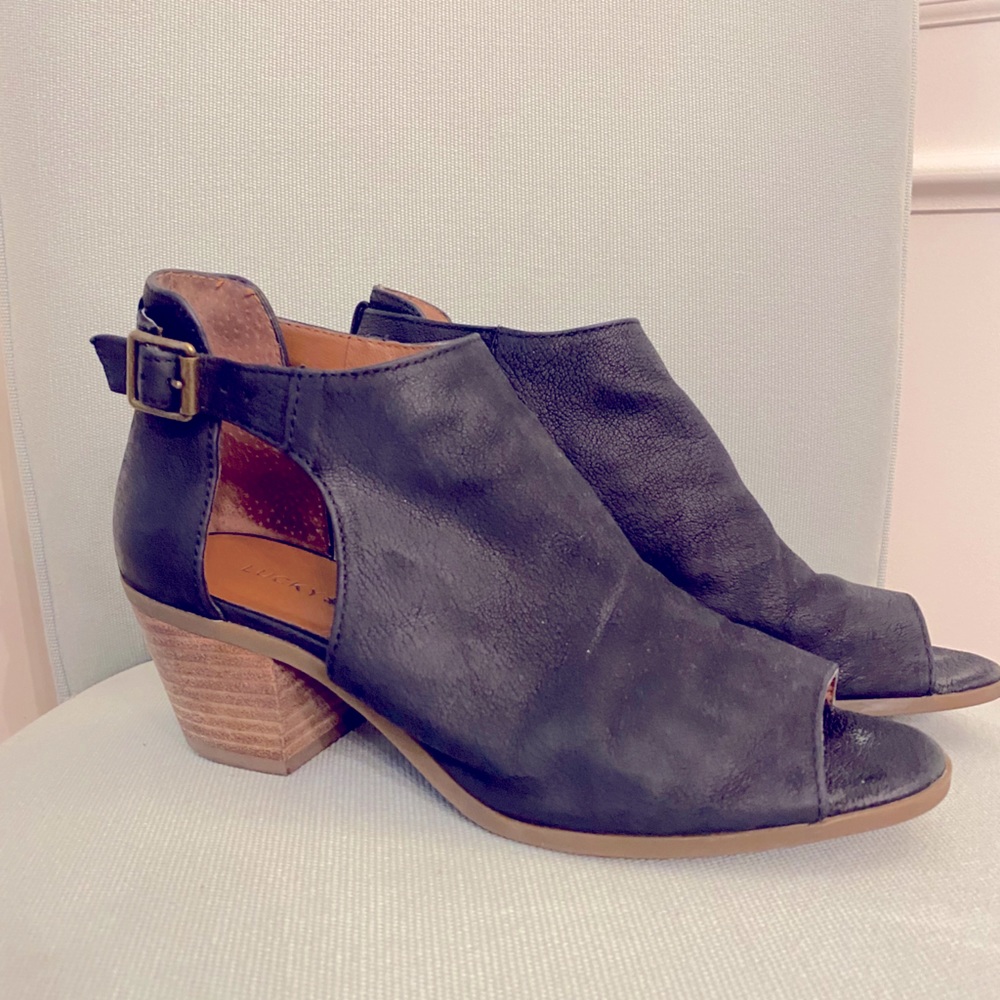 Black lucky brand sandals, size 8